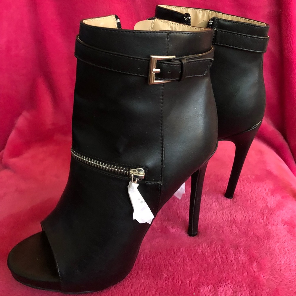 NEW Guess Sandra Zippered Peep-Toed Booties